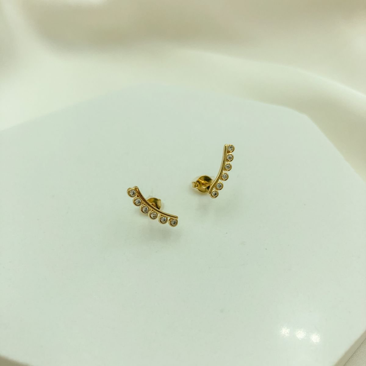 Brinco Ear Cuff Delicado Cravejado de Zircônias Banhada em Ouro 18k