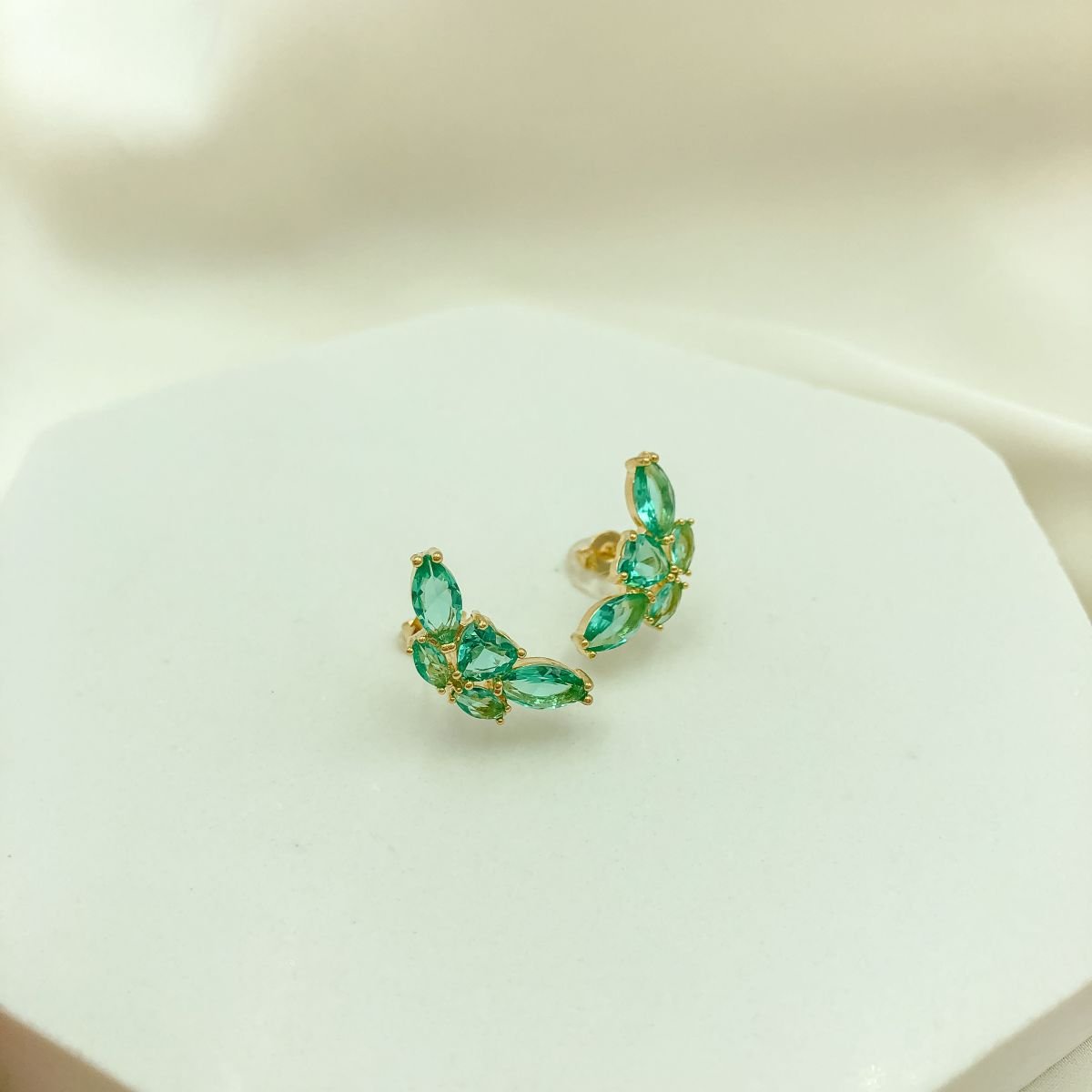 Brinco Ear Cuff Médio Todo Cravejado em Zircônias Verde Esmeralda Banhada em Ouro 18k