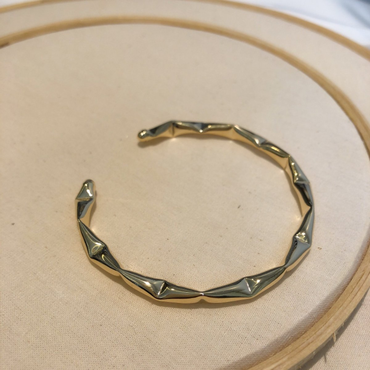 Bracelete design ondulado Banhado em Ouro 18k.