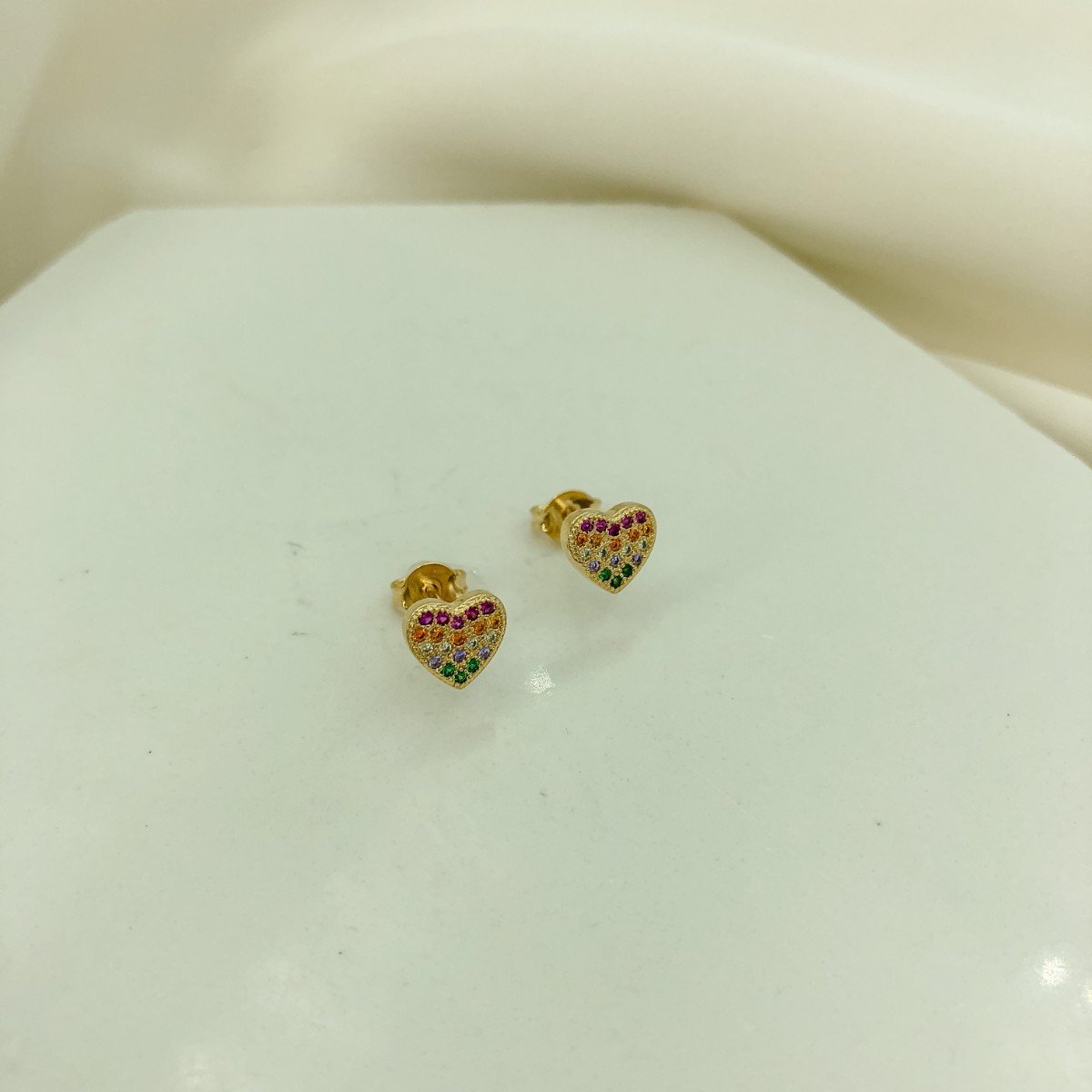 Brinco Coração Pequeno Cravejado de Zircônias Coloridas Banhado em Ouro 18k