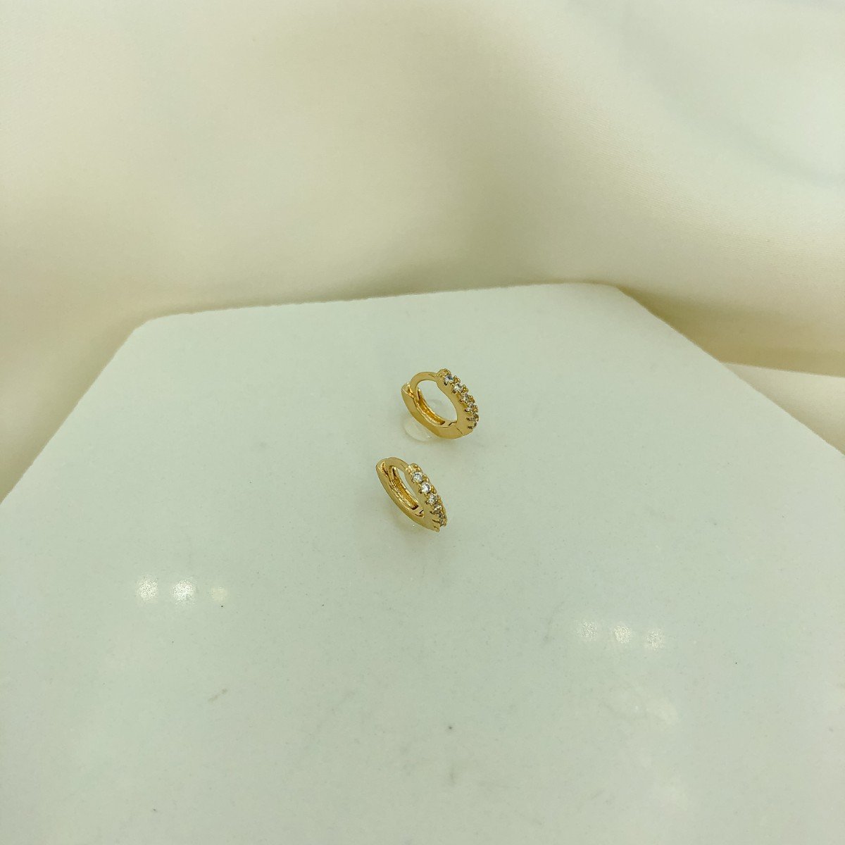 Brinco de Argola Pequena Cravejada de Zircônias Banhado em Ouro 18k