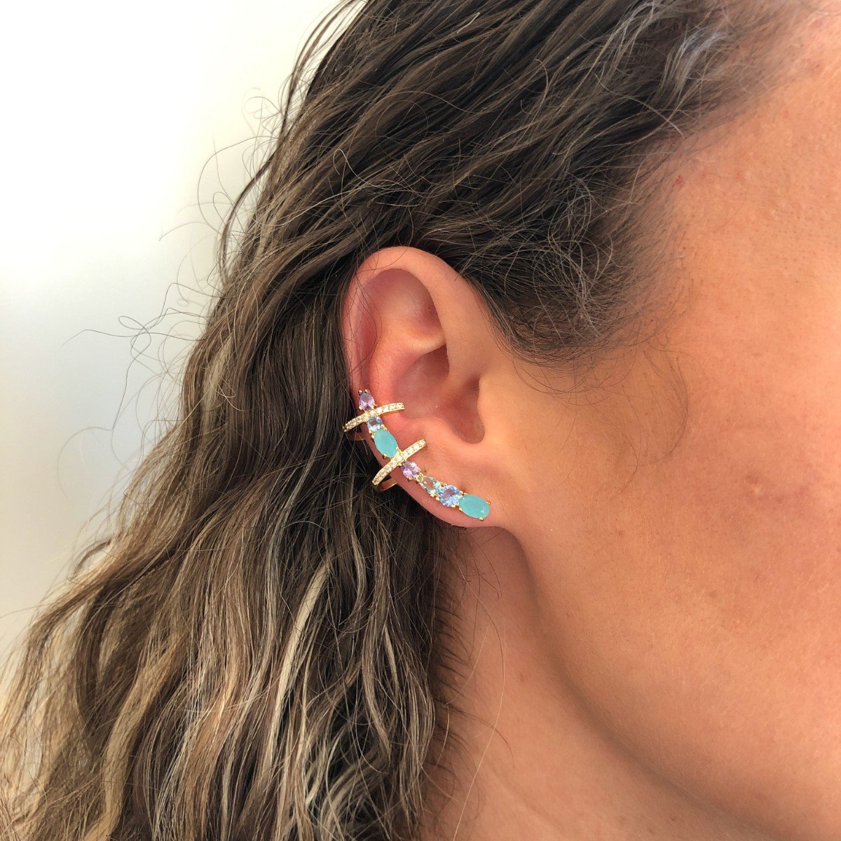 Brinco Ear Cuff Pedras Naturais Azuis e Roxas Banhado Em Ouro 18k