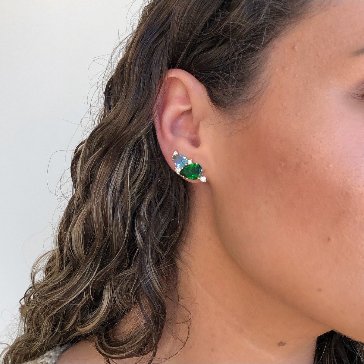 Brinco Ear Cuff Pedras Verde Esmeralda e Azul em Ouro 18k