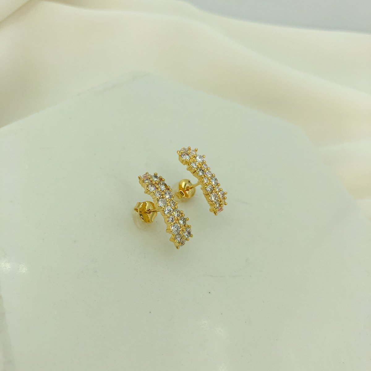 Brinco Ear Hook 2 Fileiras Cravejada de Zircônias Cristal Banhada em Ouro 18k