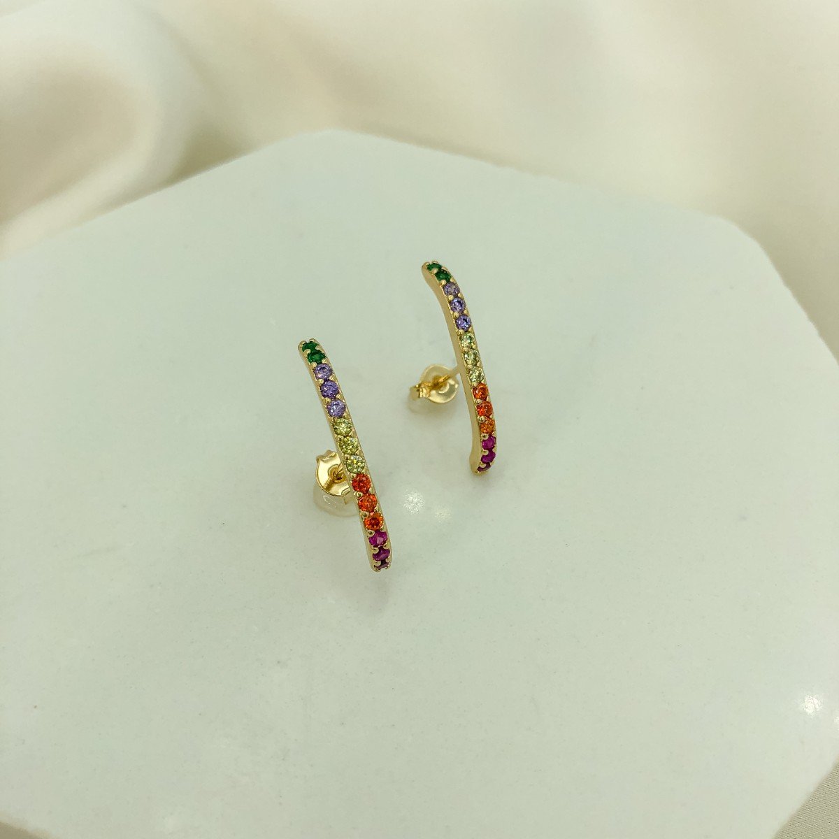 Brinco Ear Hook Cravejado em Zircônias Coloridas Banhado em Ouro 18k