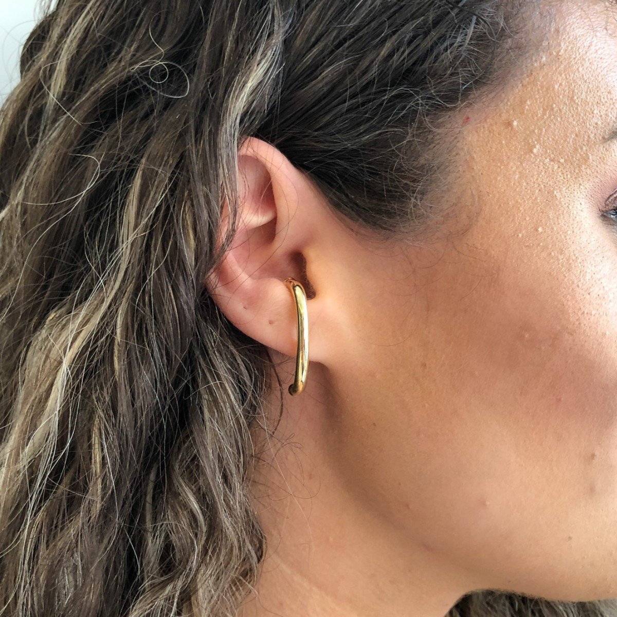 Brinco Ear Hook Liso Banhado em Ouro 18k