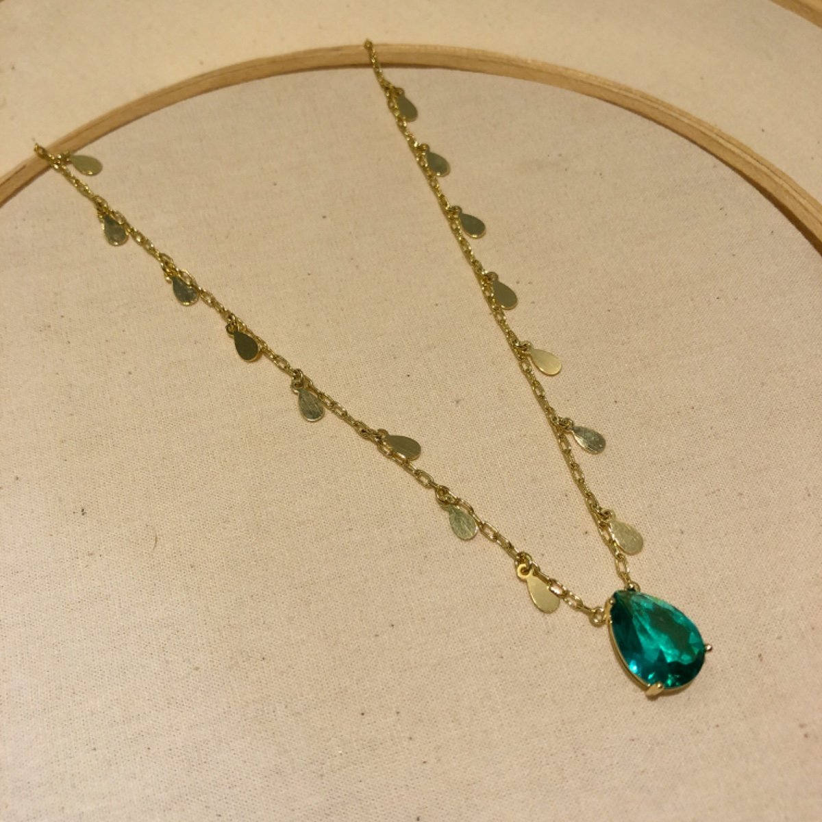 Colar Gota Verde Esmeralda e Pingente de Gotas Banhado em Ouro 18k