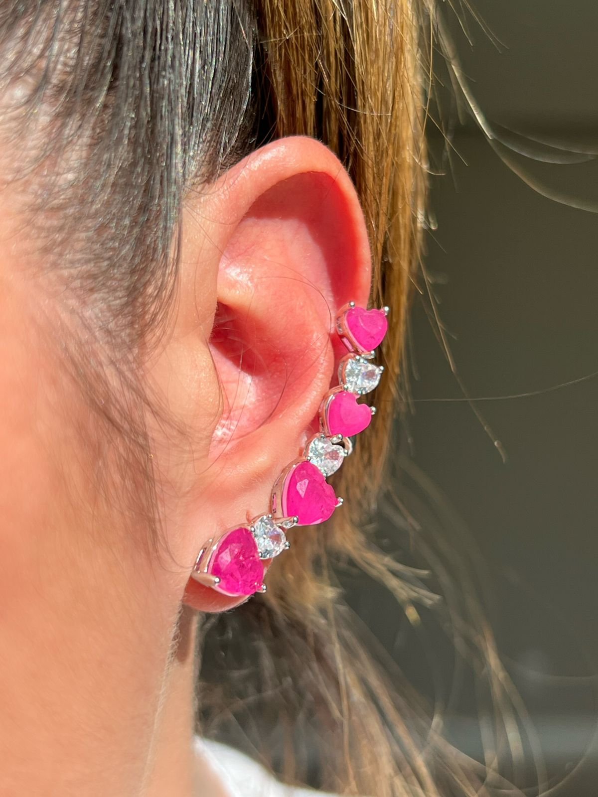 Brinco Ear Cuff Coração Fusion Pink com Zircônia Cristal em Banho de Ródio Branco
