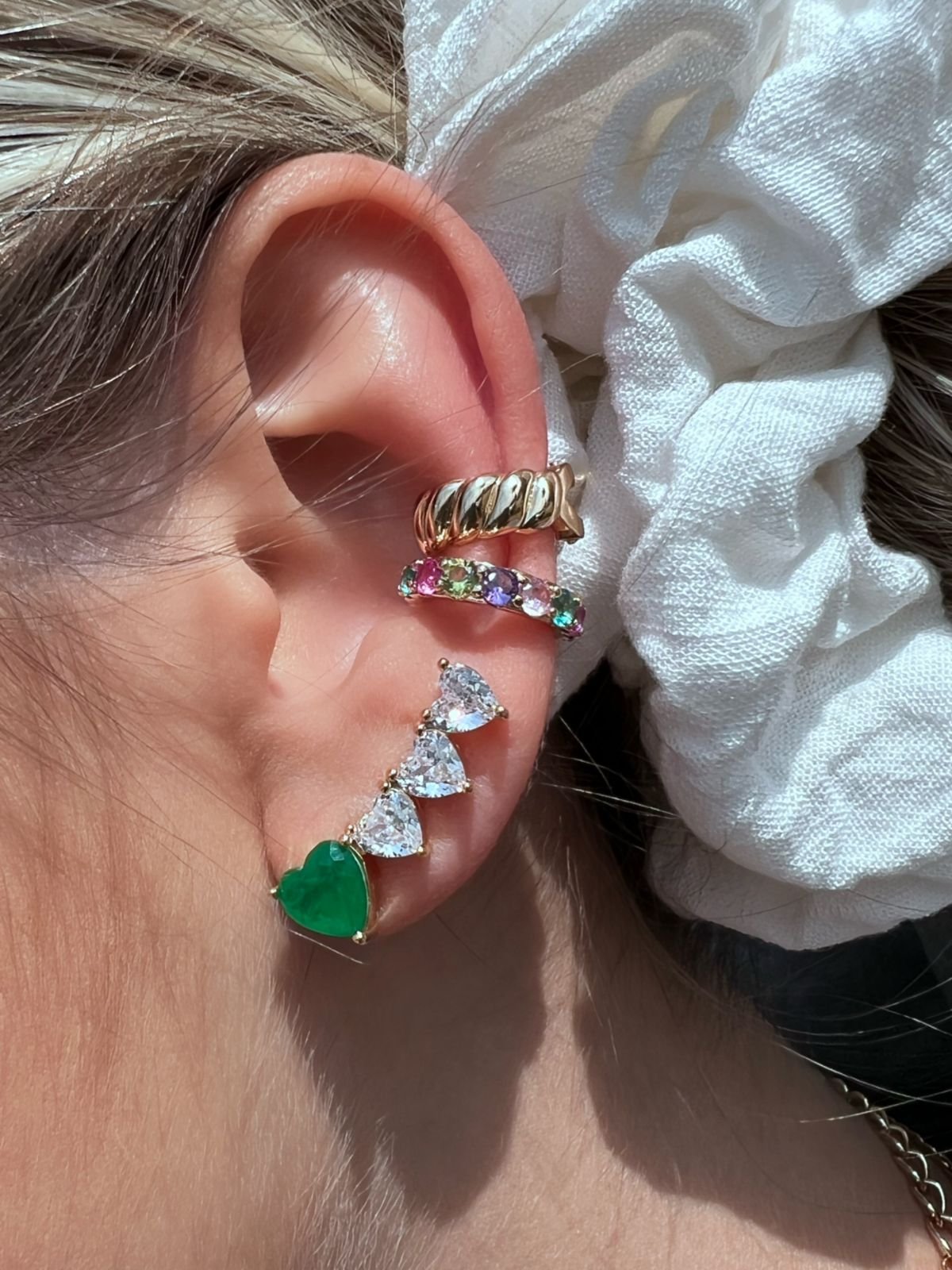 Brinco Ear Cuff com Zircônia Cristal e Fusion Verde Esmeralda em Banho de Ouro