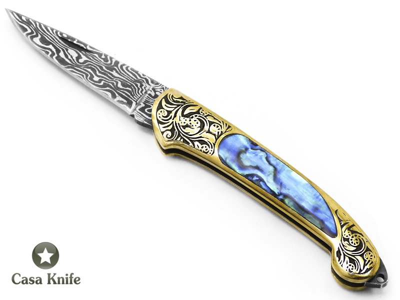 Canivete para colecionador em aço damasco com empunhadura em bronze e abalone 13 cm