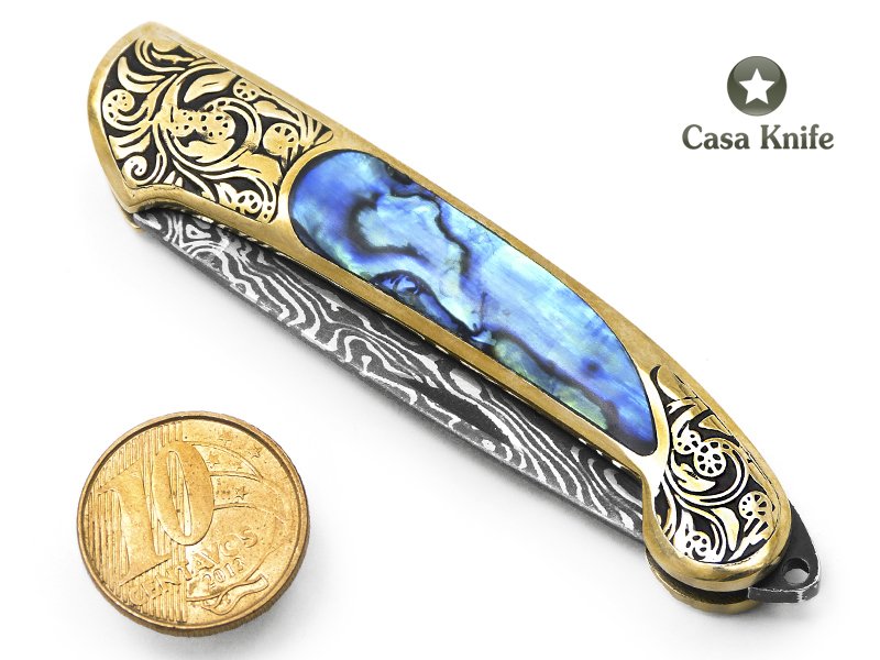 Canivete para colecionador em aço damasco com empunhadura em bronze e abalone 13 cm