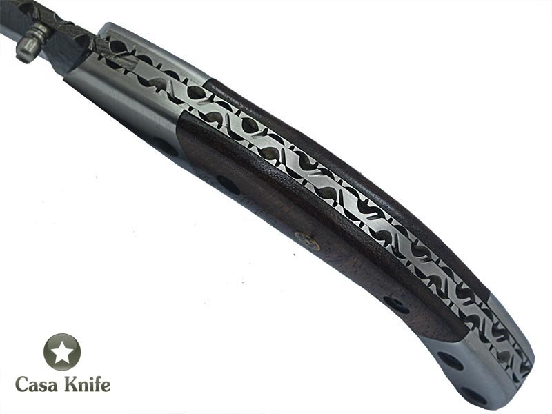 Canivete para colecionador forjado em aço damasco. Empunhadura em Imbuia, 21 cm