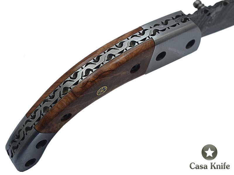Canivete para colecionador forjado em aço damasco. Empunhadura em madeira de olmo estabilizado, 21 cm