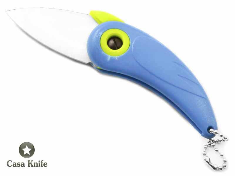 Canivete para descascar frutas com lâmina em cerâmica e empunhadura em PVC.