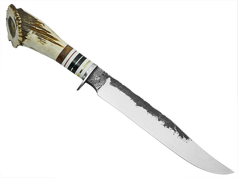 Adelar Filippon faca javalizeira brüt forge para colecionador, forjada em aço 5160. Empunhadura em chifre de cervo, 39 cm