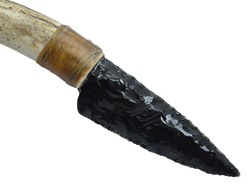 Faca para colecionador em Obsidiana. Empunhadura em chifre de cervo, 24 cm