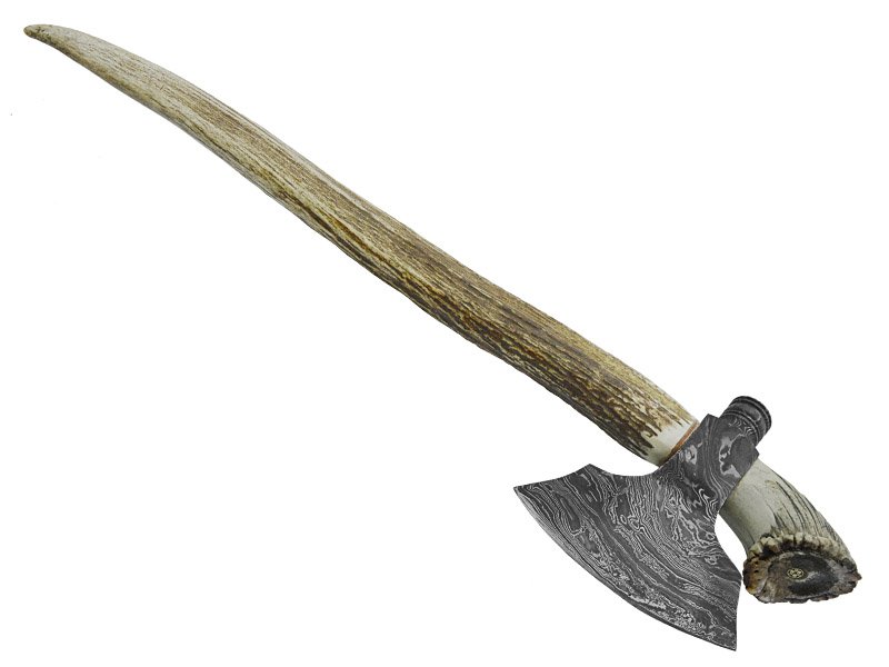 Machado Tomahawk para colecionador em aço damasco. Empunhadura chifre de servo com roseta, 49 cm