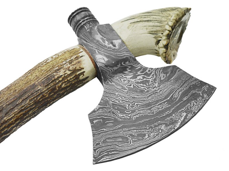 Machado Tomahawk para colecionador em aço damasco. Empunhadura chifre de servo com roseta, 49 cm