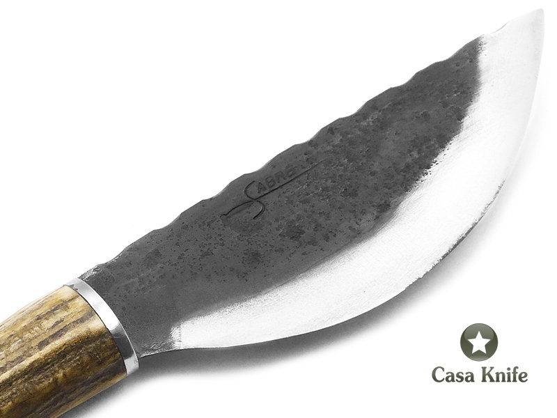 Sabre faca para correar em aço 1080 oxidado com empunhadura em chifre de cervo esculpido 29 cm