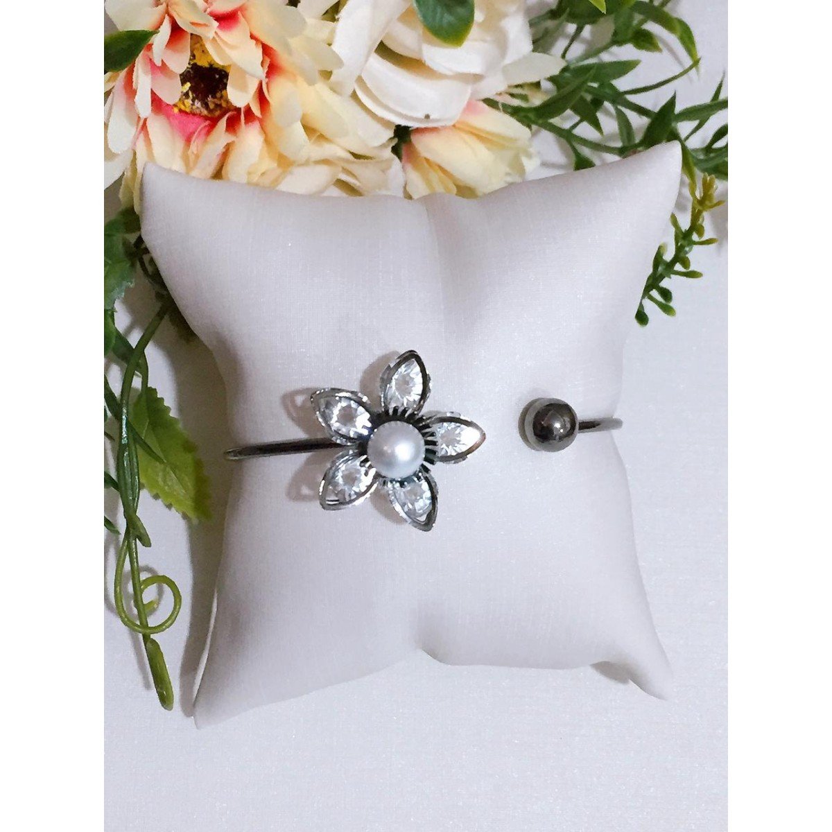 Bracelete ródio com flor de pedras