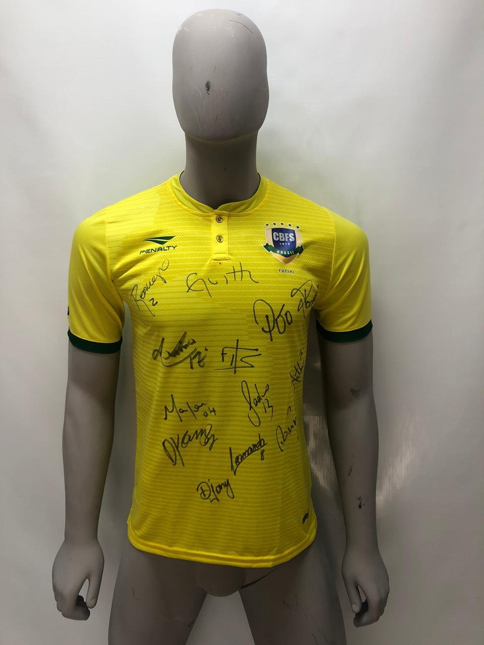 Penalty Camisa Seleção autografada por todos os atletas que disputaram as Eliminatórias da Copa do Mundo 2020