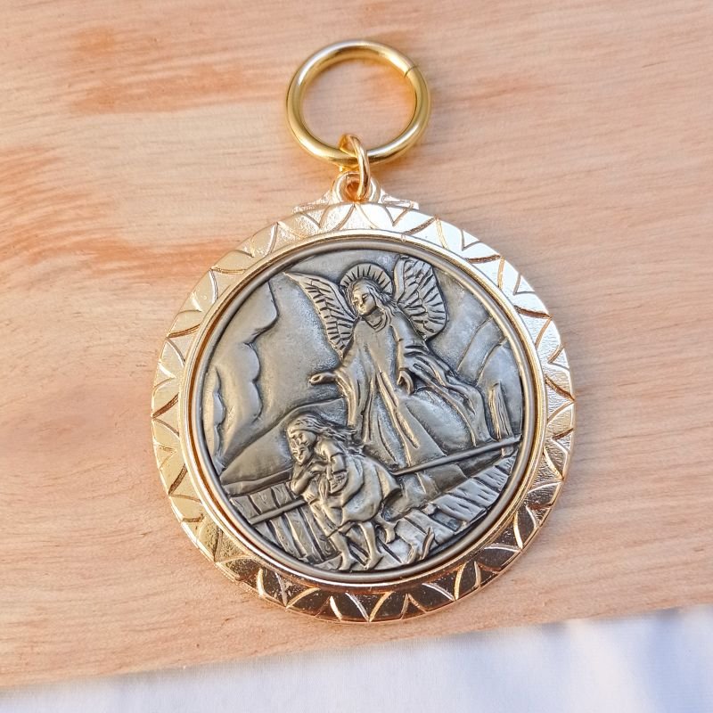 Medalhão de berço ouro e níquel