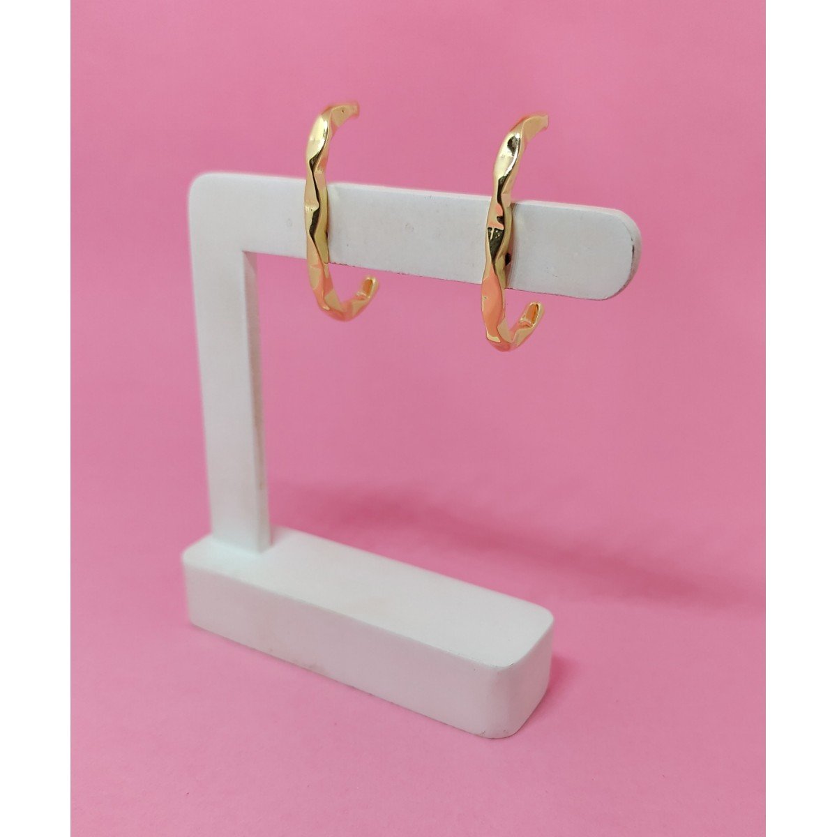 Brinco ear hook com design ondulado Juliette folheado em ouro 18k