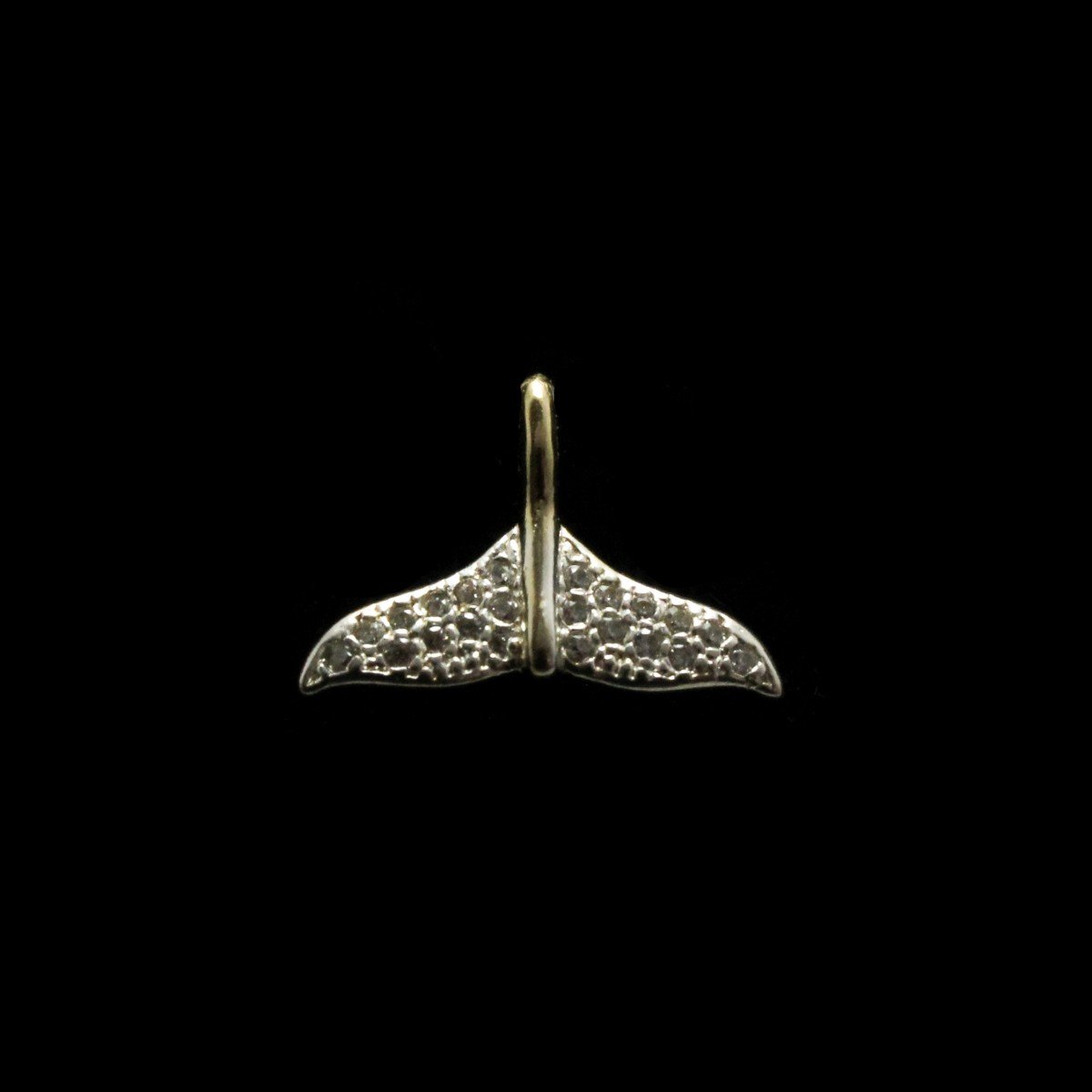 Pingente de cauda de baleia/sereia folheado a ouro com micro zircônias