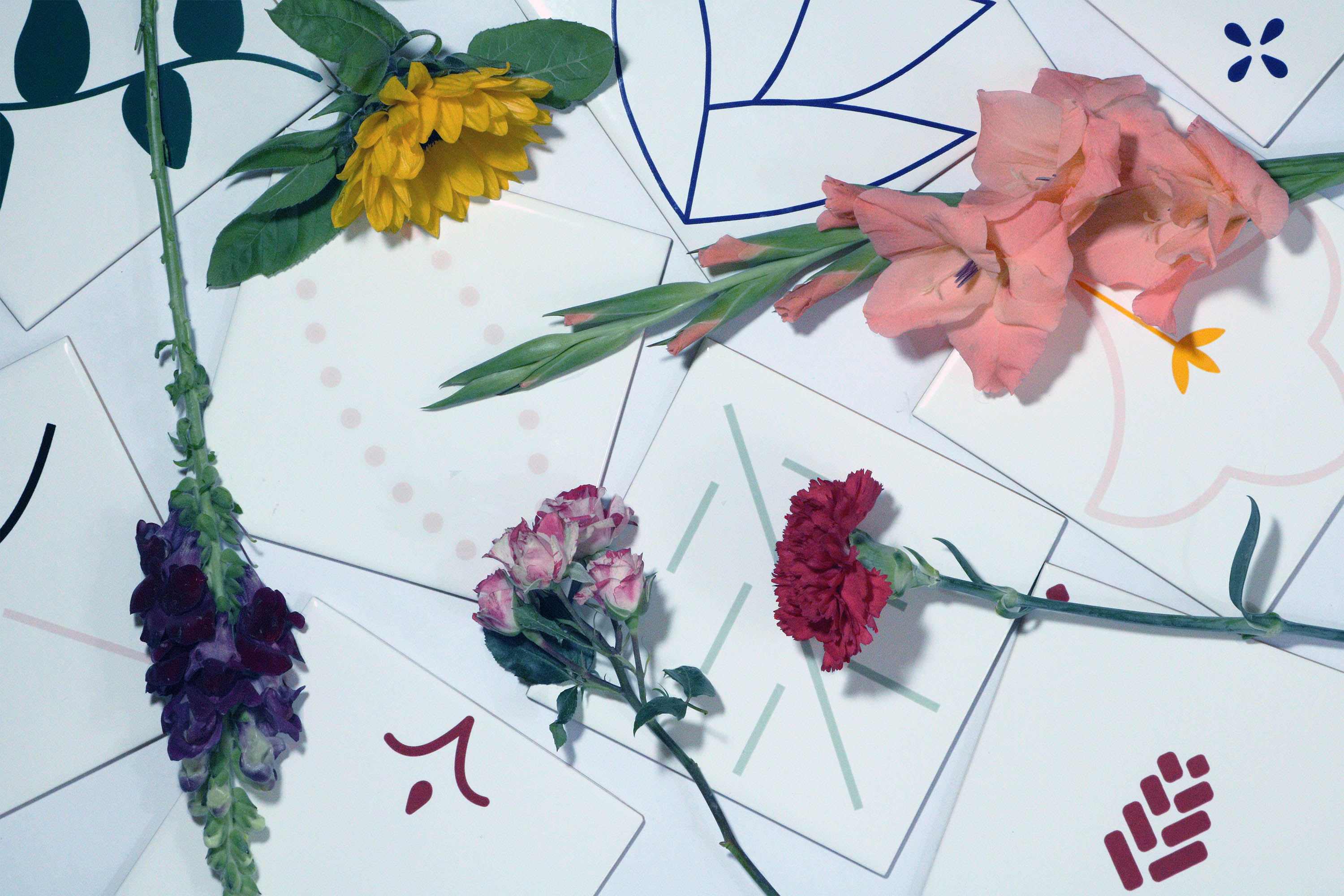 Azulejos decorados coloridos contornados com flores diversas