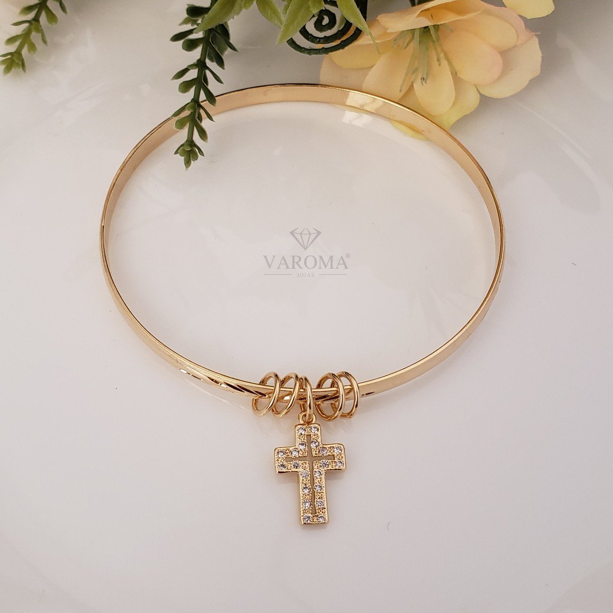 Bracelete com crucifixo cravejado com zircônias folheado em ouro 18k