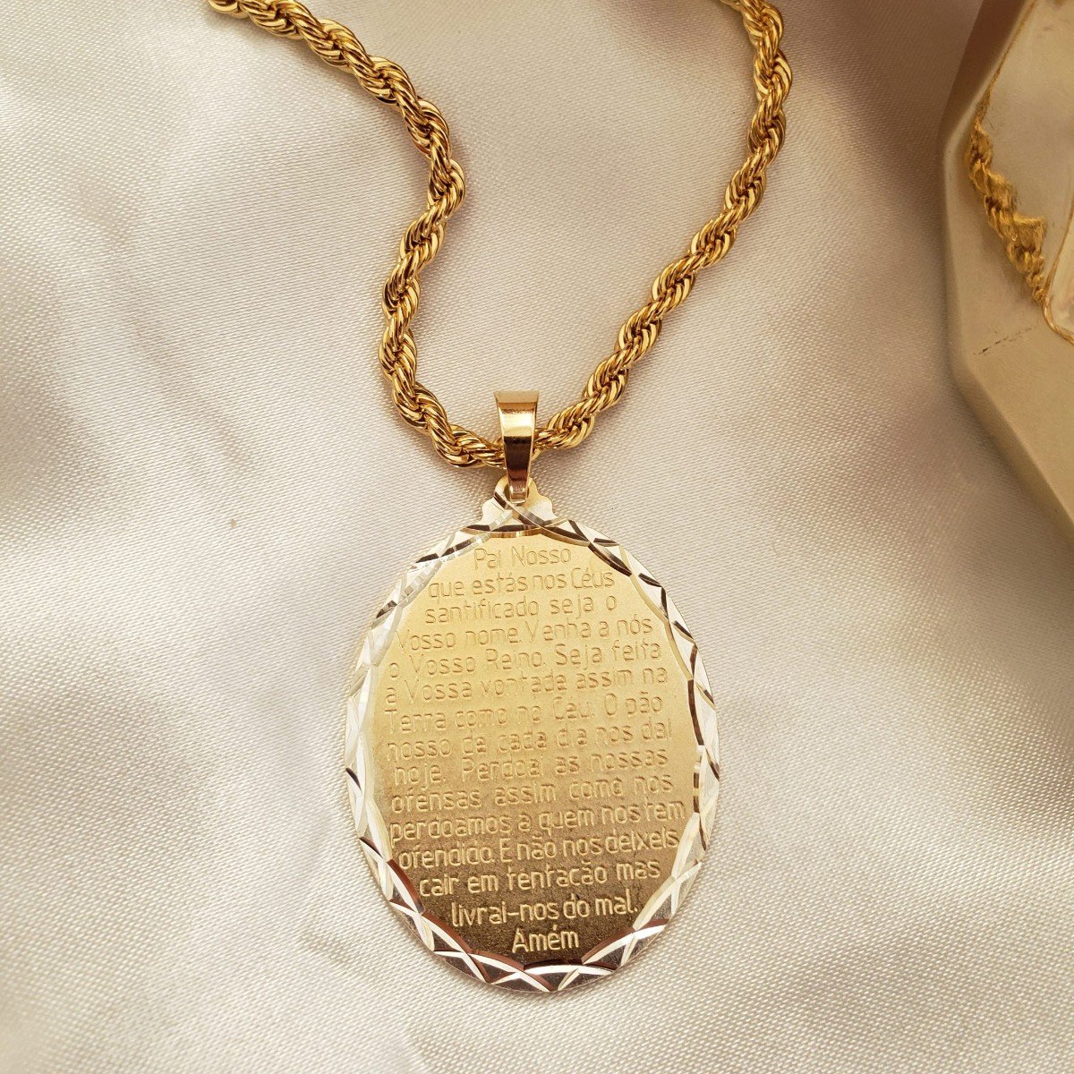 Colar com medalha oval de oração “Pai Nosso” folheado em ouro 18K